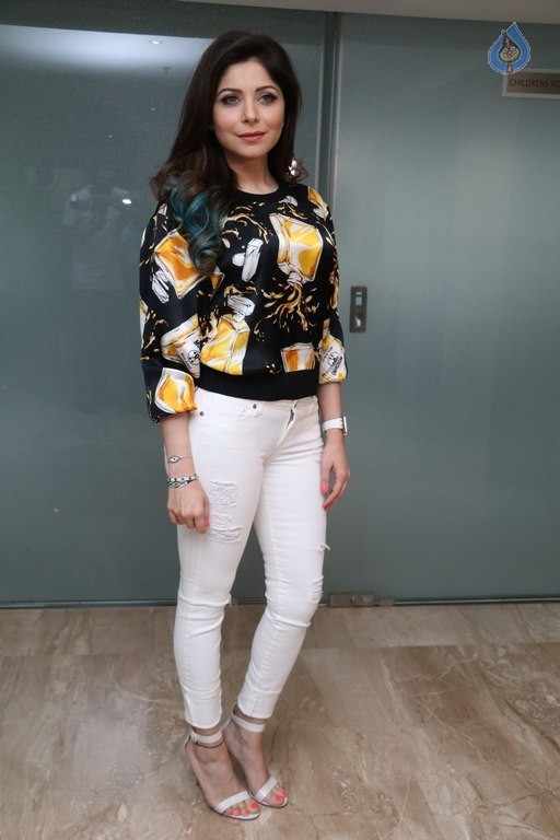Kanika Kapoor Photos - 17 / 20 photos