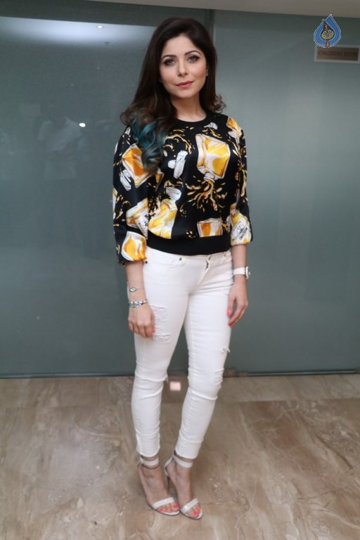 Kanika Kapoor Photos - 19 / 20 photos