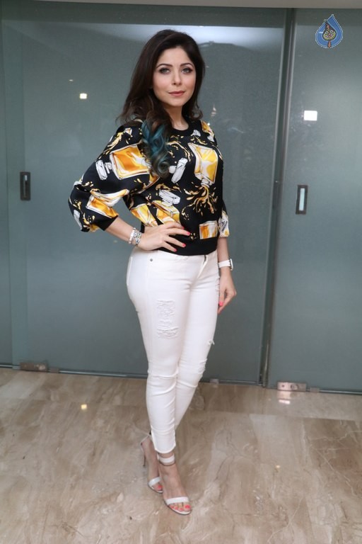 Kanika Kapoor Photos - 20 / 20 photos