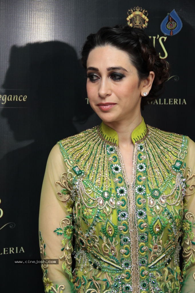 Karishma Kapoor Stills - 13 / 75 photos