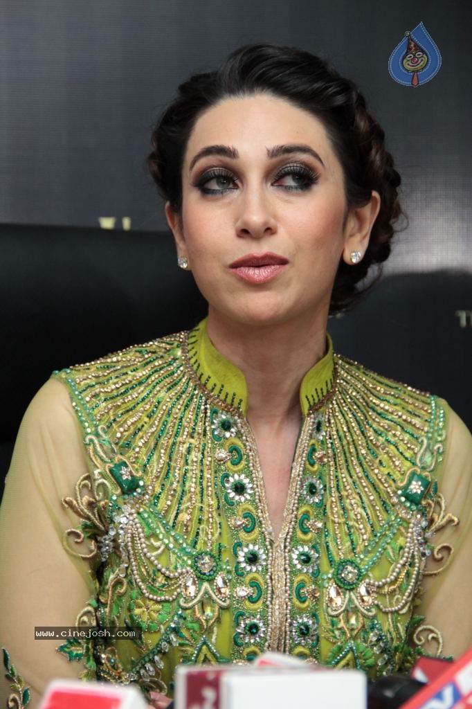 Karishma Kapoor Stills - 20 / 75 photos