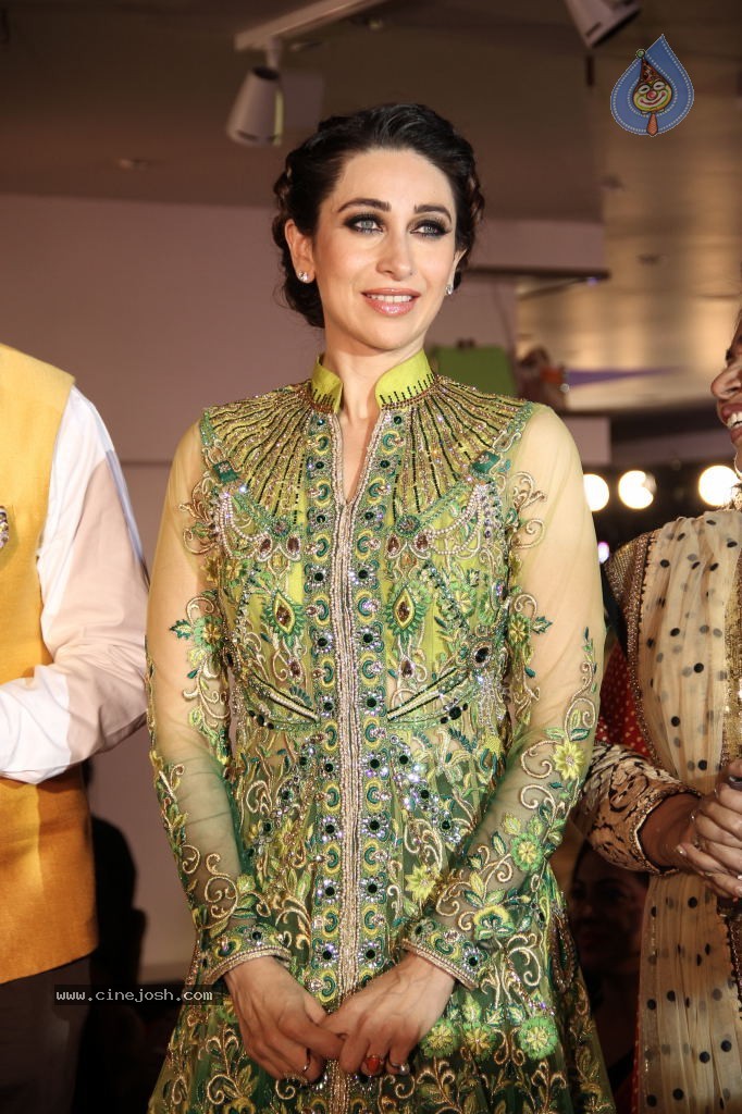 Karishma Kapoor Stills - 23 / 75 photos