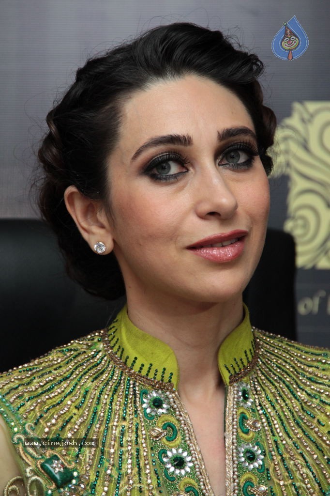 Karishma Kapoor Stills - 38 / 75 photos