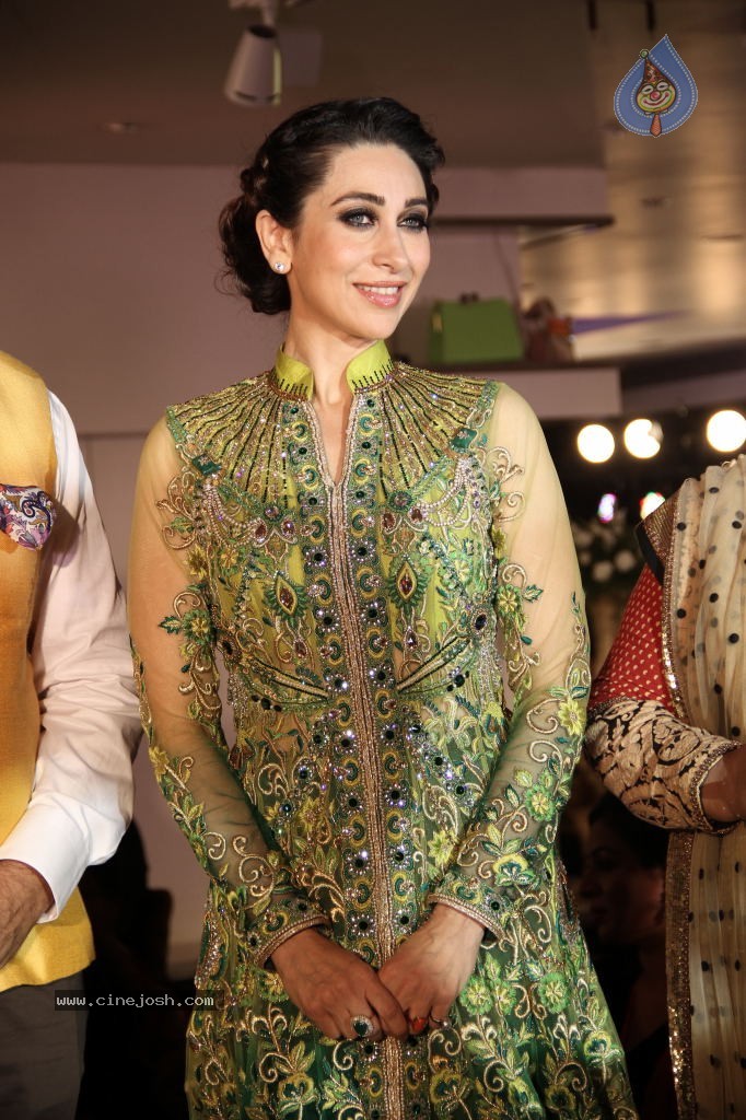 Karishma Kapoor Stills - 39 / 75 photos