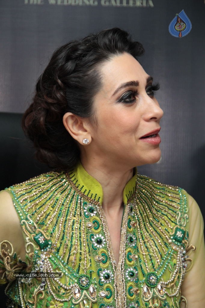 Karishma Kapoor Stills - 40 / 75 photos