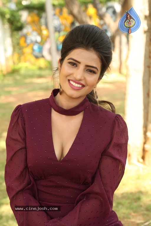 Karishma Koul Photos - 20 / 21 photos