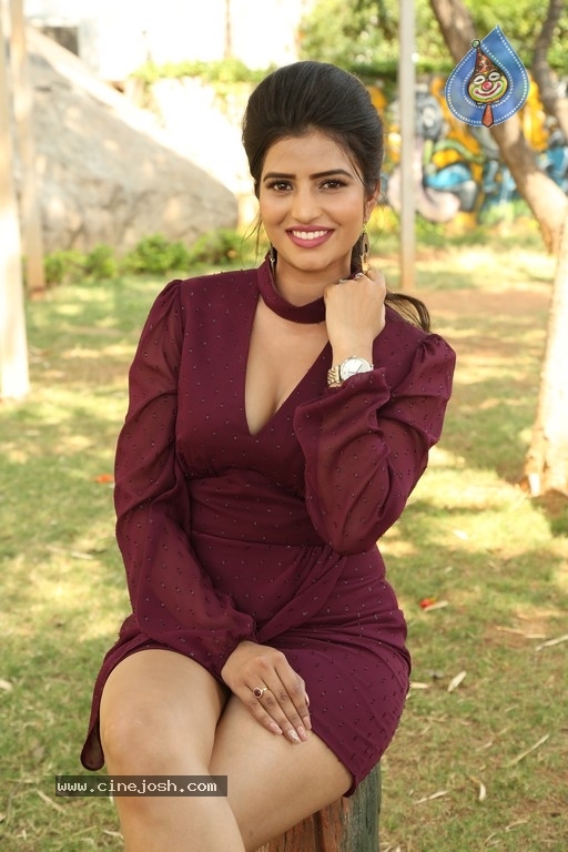 Karishma Koul Photos - 21 / 21 photos