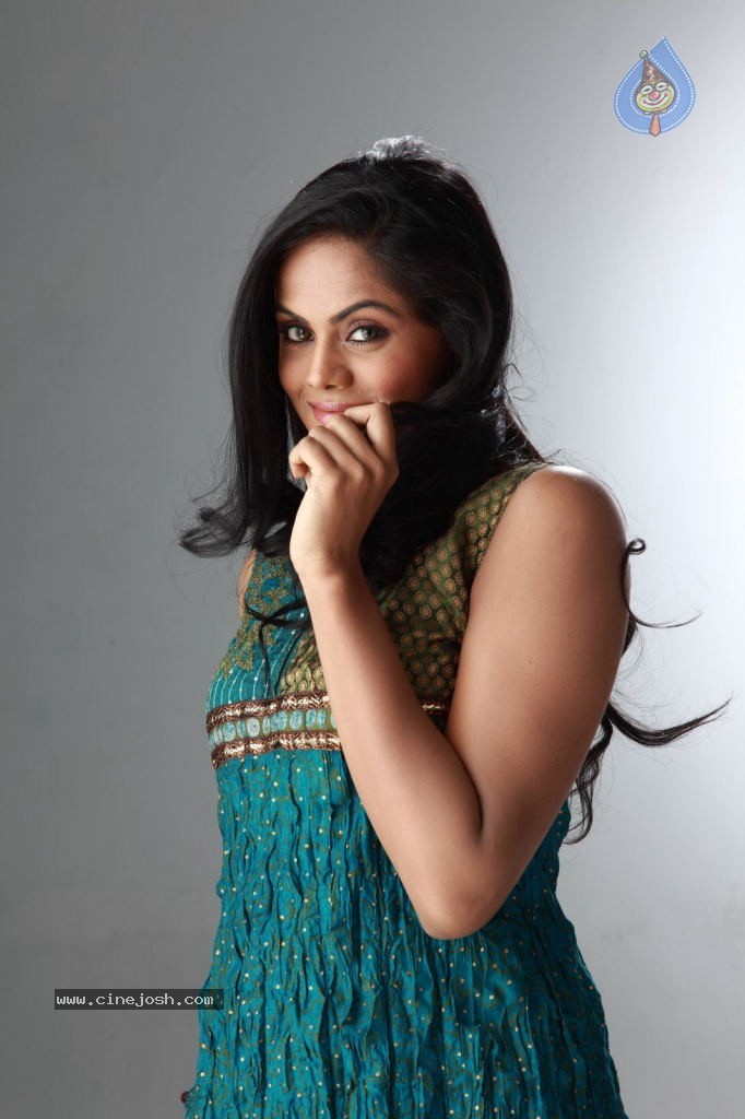 Karthika Nair New Stills - 10 / 19 photos