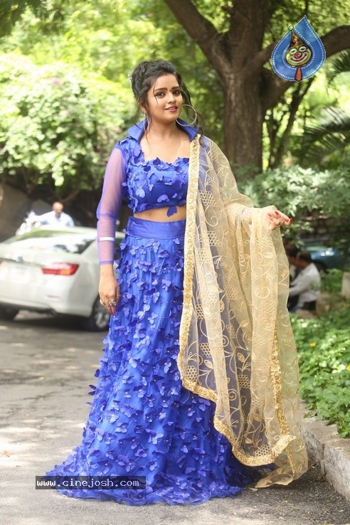 Karunya Catherine Stills - 8 / 16 photos