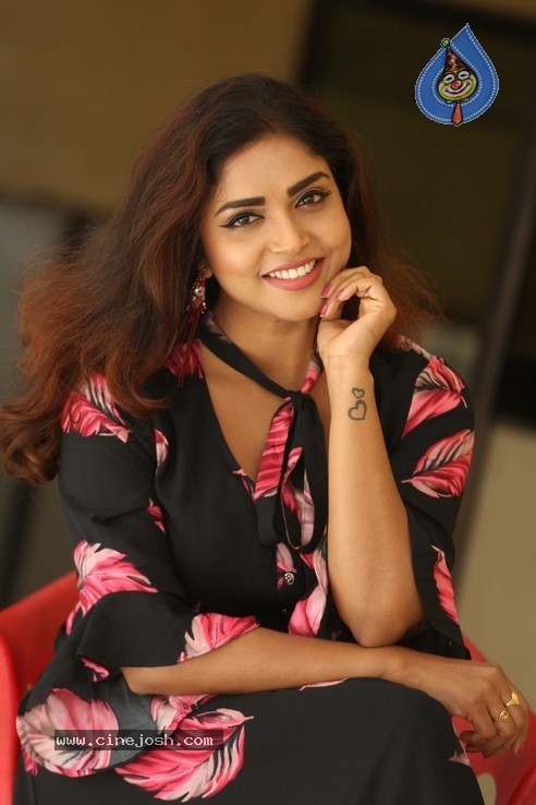 Karunya Chowdary Stills - 8 / 32 photos