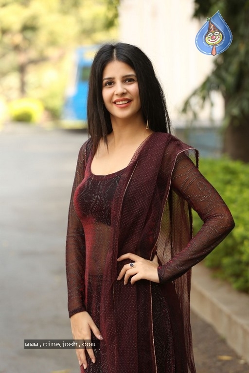 Kashish Hora Photos - 10 / 42 photos