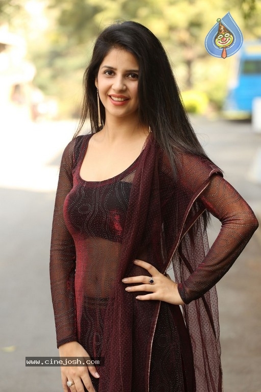 Kashish Hora Photos - 13 / 42 photos