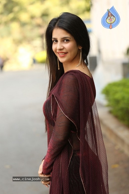 Kashish Hora Photos - 15 / 42 photos