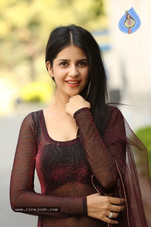 Kashish Hora Photos - 17 / 42 photos