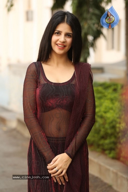 Kashish Hora Photos - 21 / 42 photos