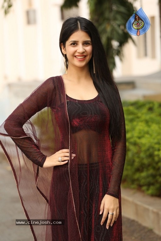 Kashish Hora Photos - 22 / 42 photos