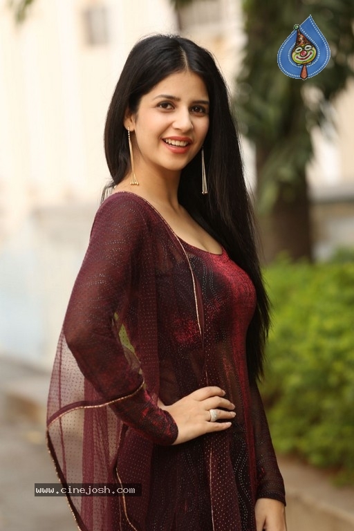 Kashish Hora Photos - 23 / 42 photos