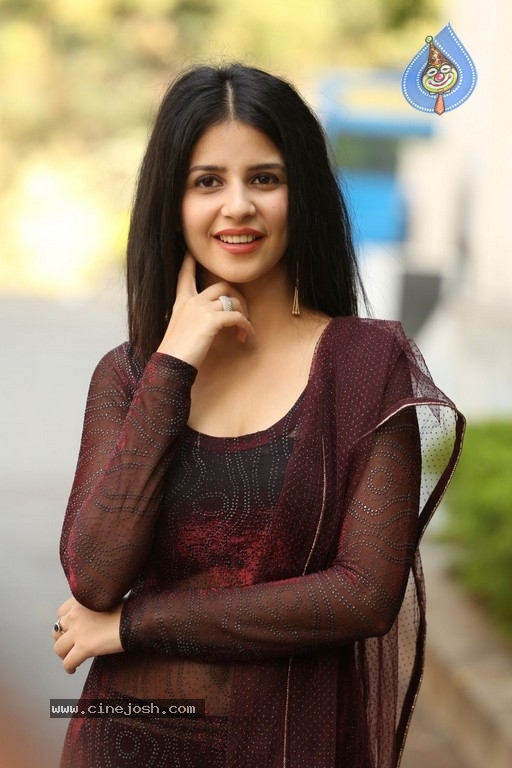 Kashish Hora Photos - 28 / 42 photos