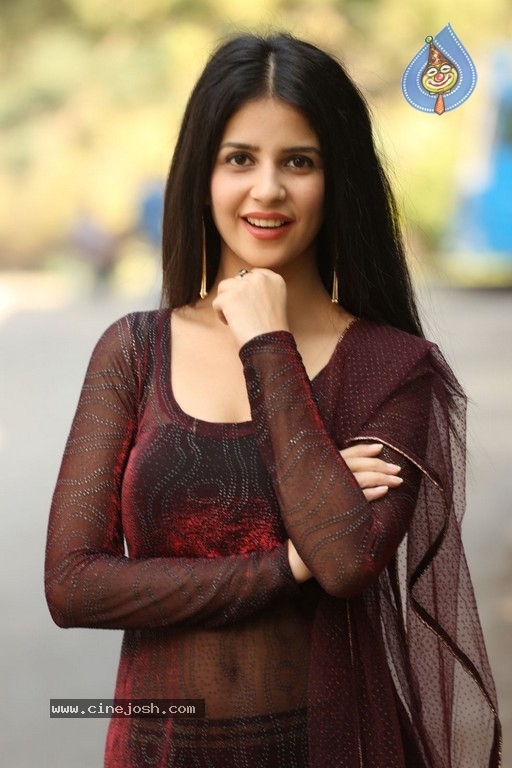Kashish Hora Photos - 29 / 42 photos