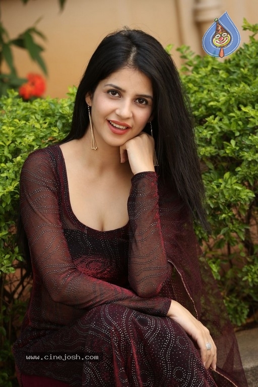 Kashish Hora Photos - 30 / 42 photos