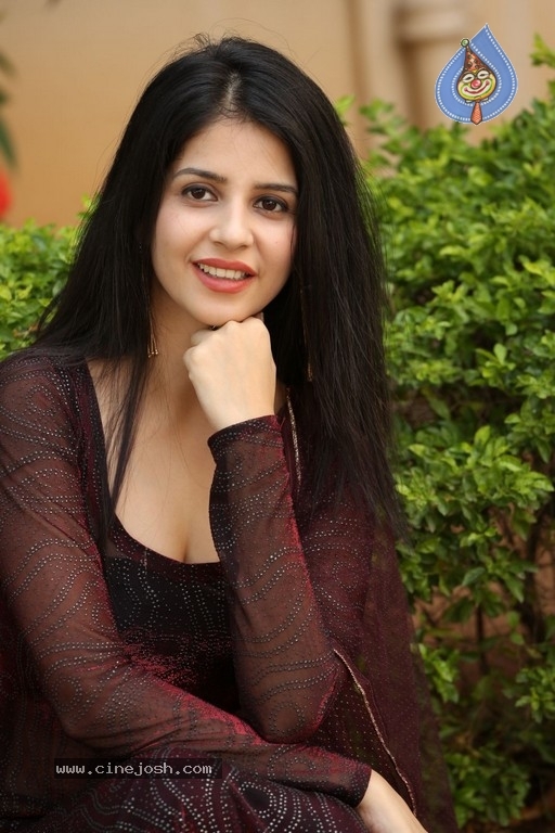 Kashish Hora Photos - 33 / 42 photos