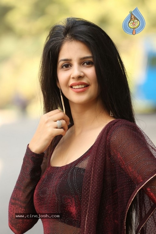 Kashish Hora Photos - 39 / 42 photos