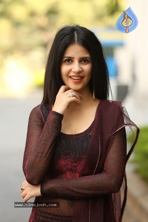 Kashish Hora Photos - 40 / 42 photos