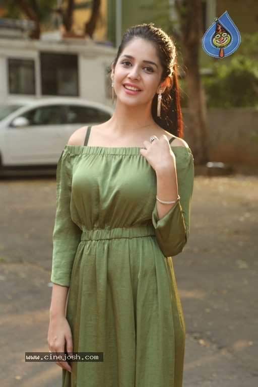 Kashish Vohra Latest Stills - 24 / 29 photos