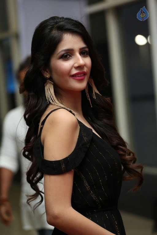 Kashish Vohra New Pics - 36 / 42 photos