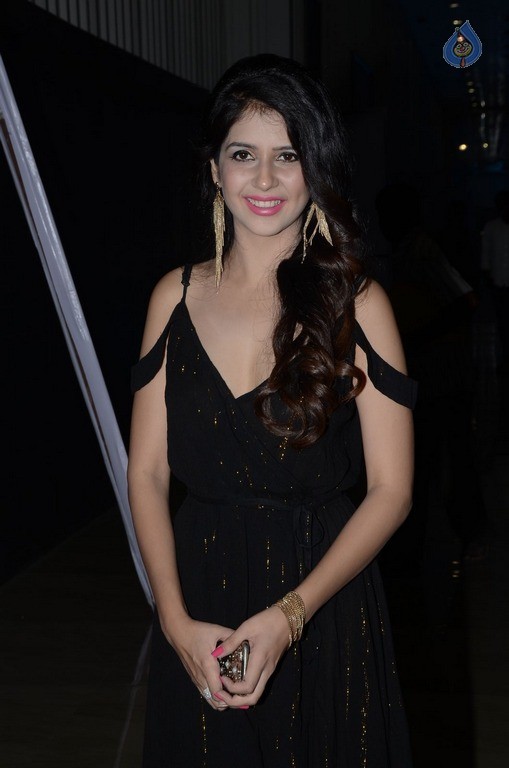 Kashish Vohra New Pics - 41 / 42 photos