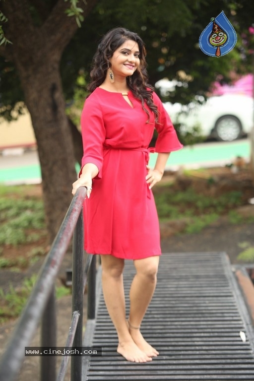 Kashmira Kulkarni Pictures - 10 / 21 photos