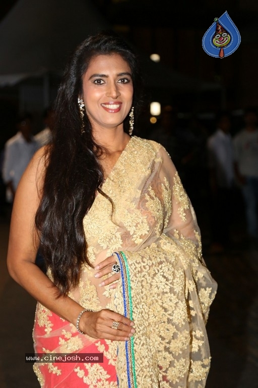 Kasthuri New Stills - 6 / 15 photos