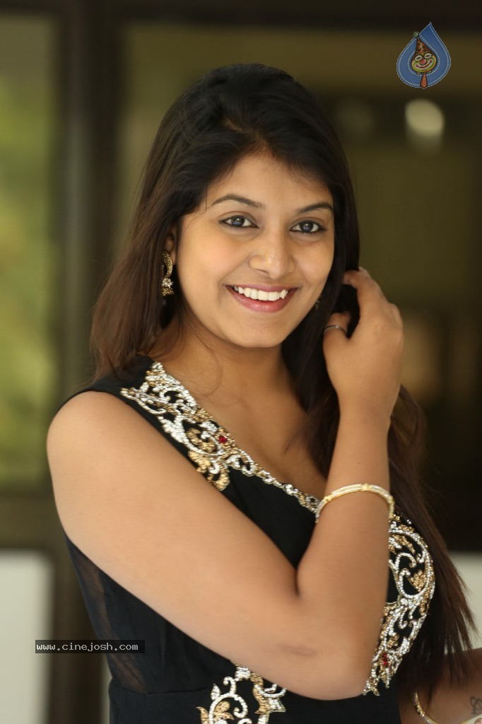 Kavya Kumar New Gallery - 28 / 145 photos