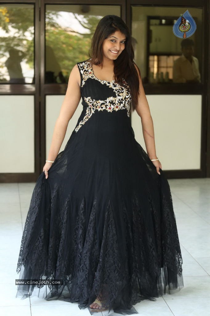 Kavya Kumar New Gallery - 34 / 145 photos