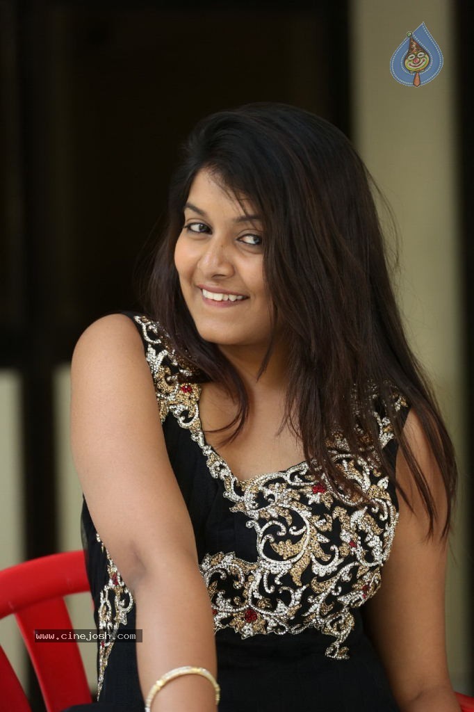 Kavya Kumar New Gallery - 58 / 145 photos