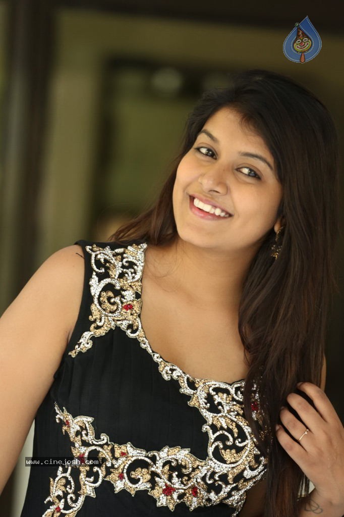 Kavya Kumar New Gallery - 73 / 145 photos