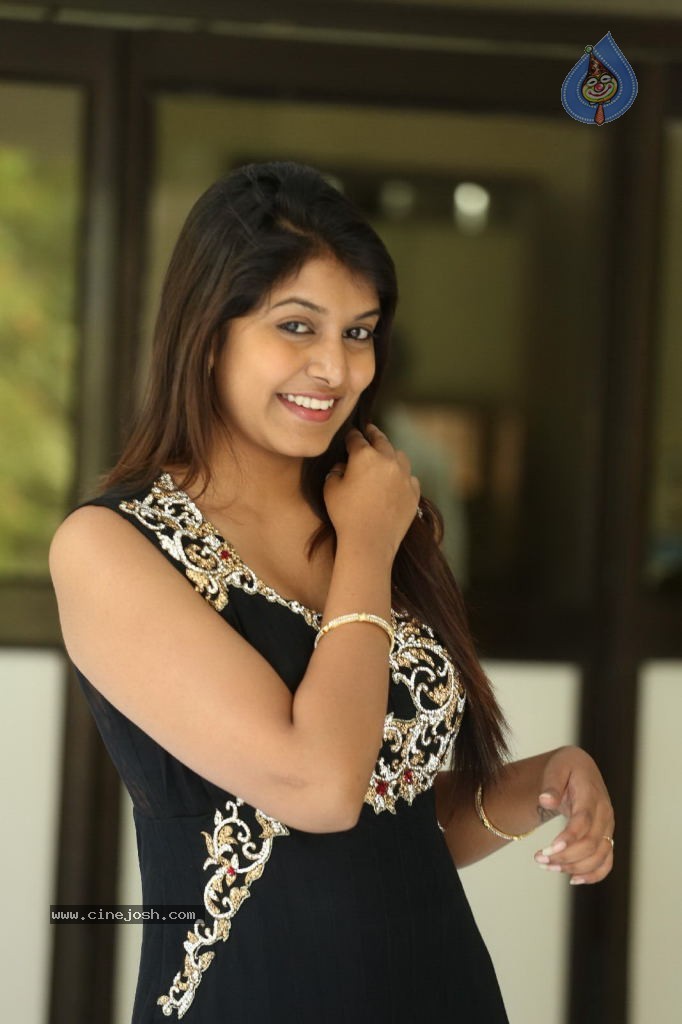 Kavya Kumar New Gallery - 84 / 145 photos