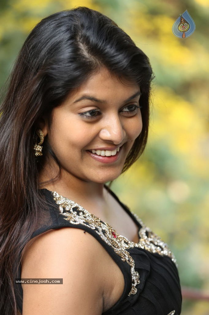 Kavya Kumar New Gallery - 89 / 145 photos