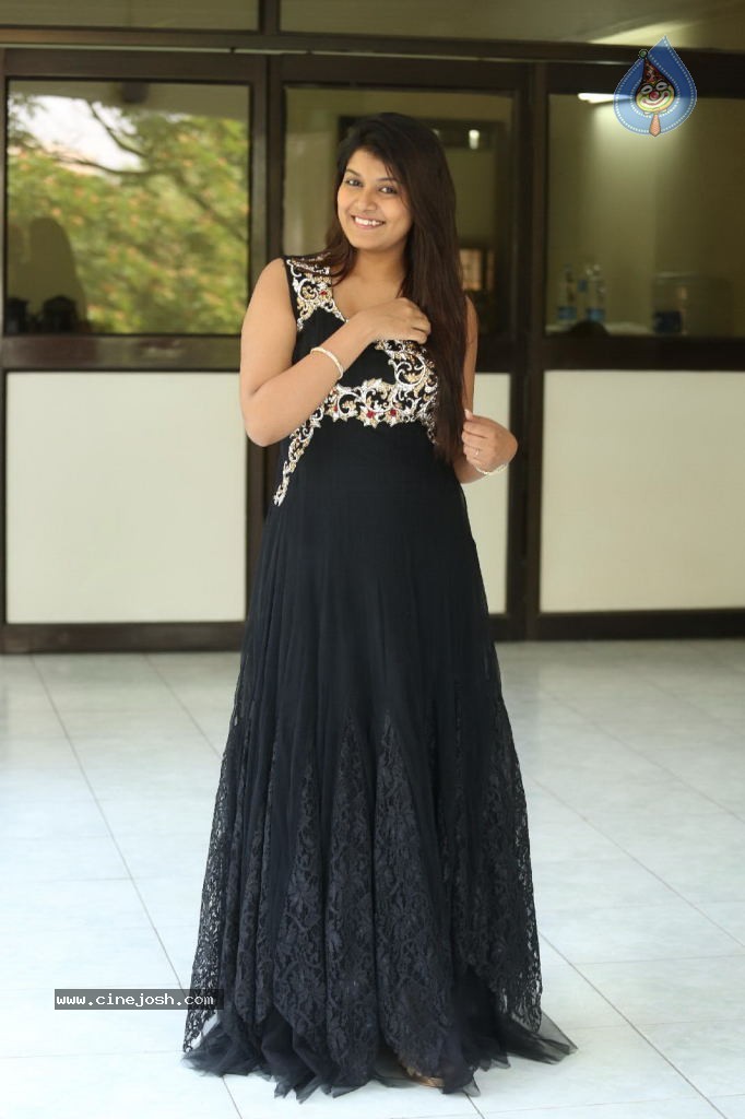Kavya Kumar New Gallery - 93 / 145 photos
