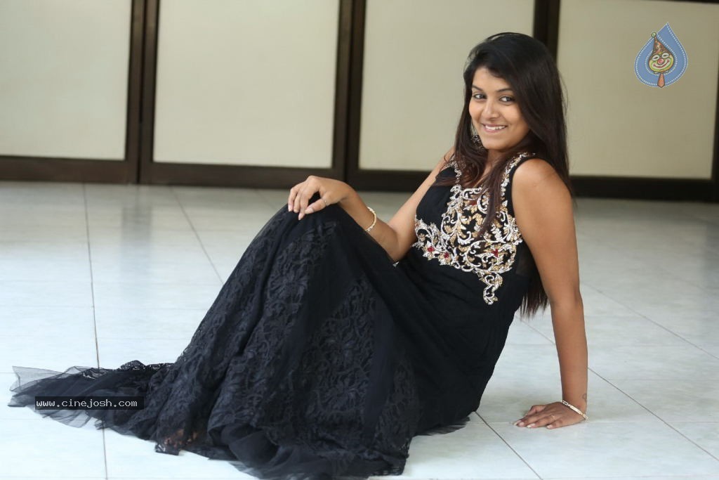 Kavya Kumar New Gallery - 98 / 145 photos