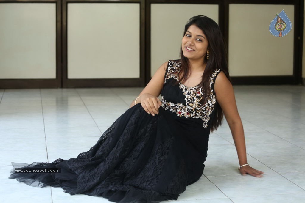Kavya Kumar New Gallery - 120 / 145 photos