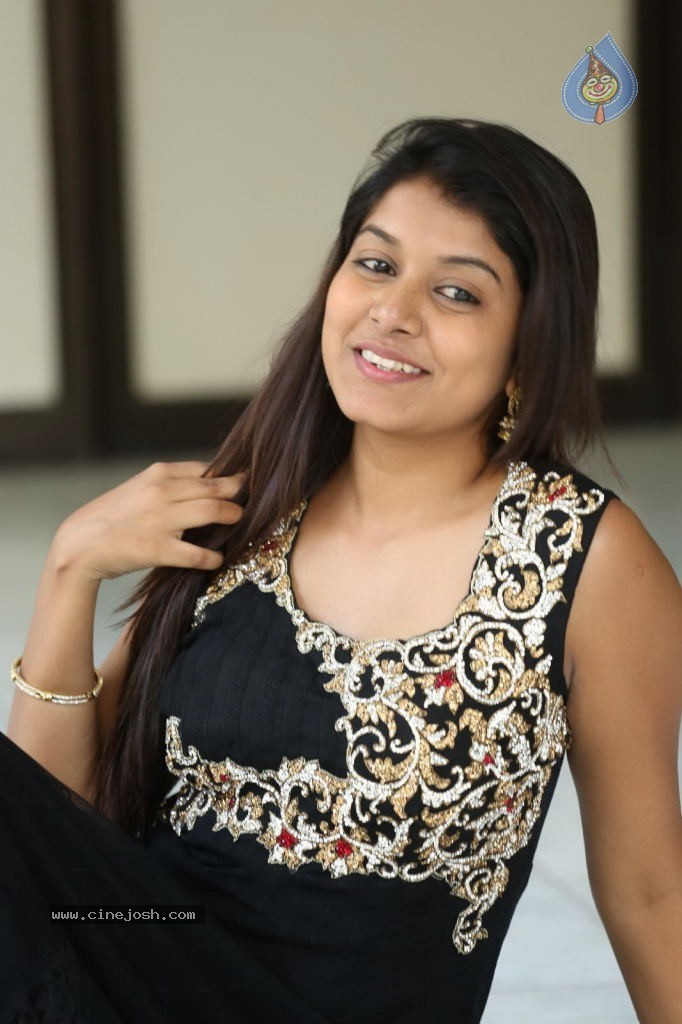 Kavya Kumar New Gallery - 137 / 145 photos