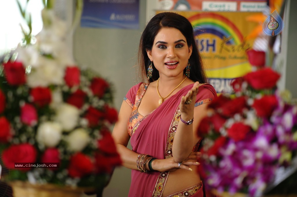 Kavya Singh Hot Gallery - 13 / 62 photos