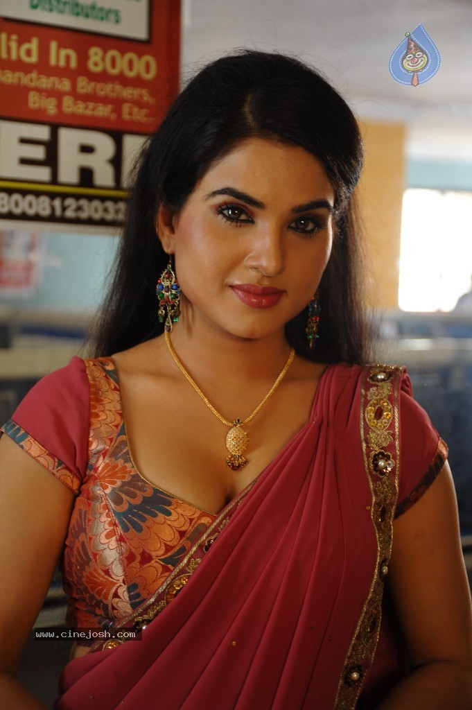 Kavya Singh Hot Gallery - 25 / 62 photos