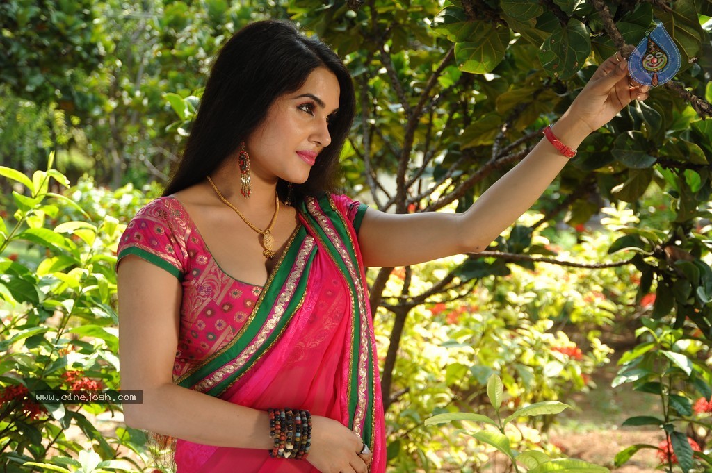 Kavya Singh Hot Images - 49 / 77 photos