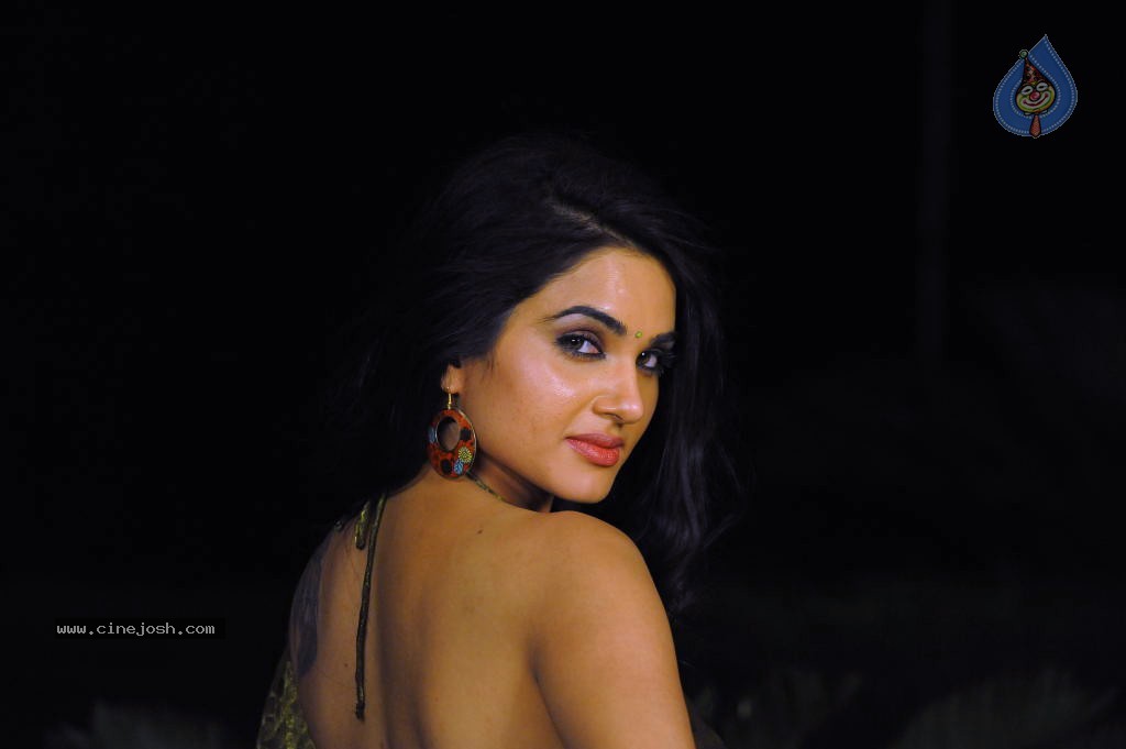 Kavya Singh Hot Stills - 9 / 47 photos