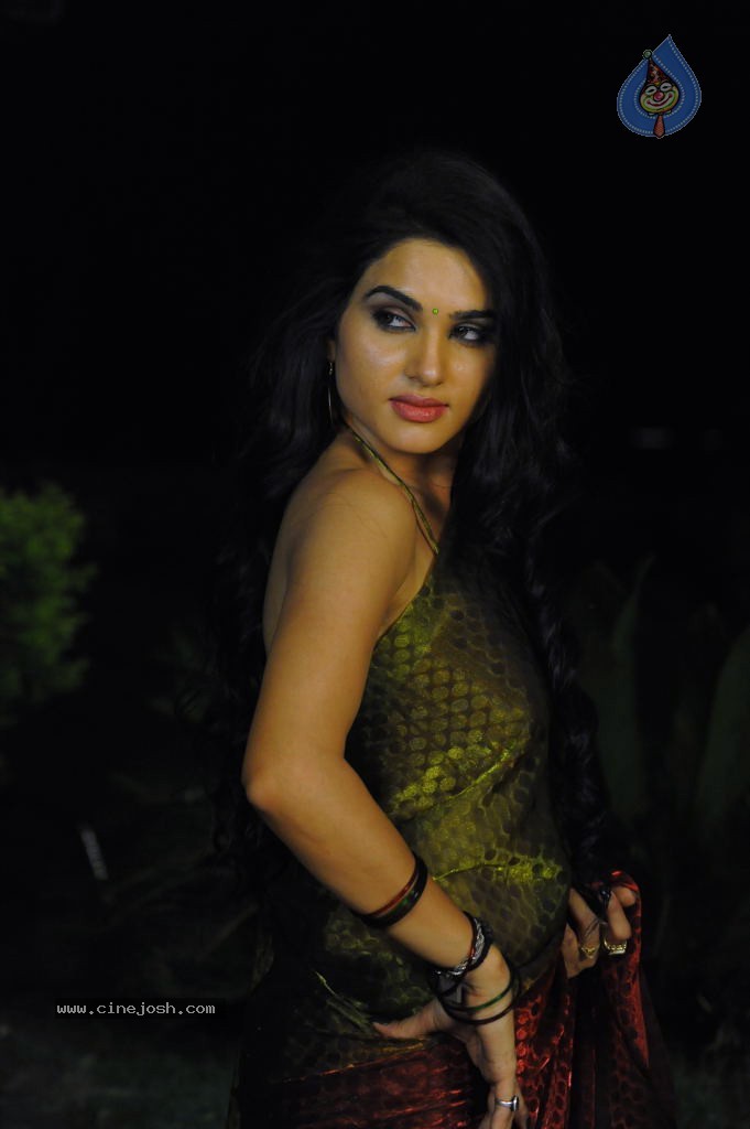 Kavya Singh Hot Stills - 40 / 47 photos