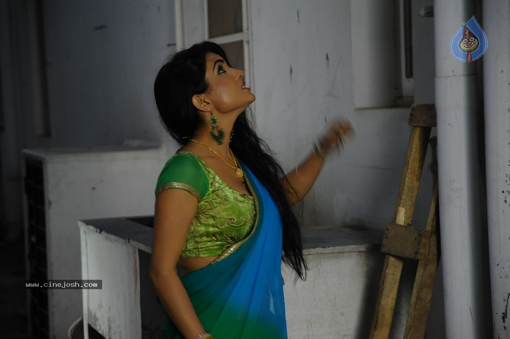 Kavya Singh New Stills - 27 / 56 photos