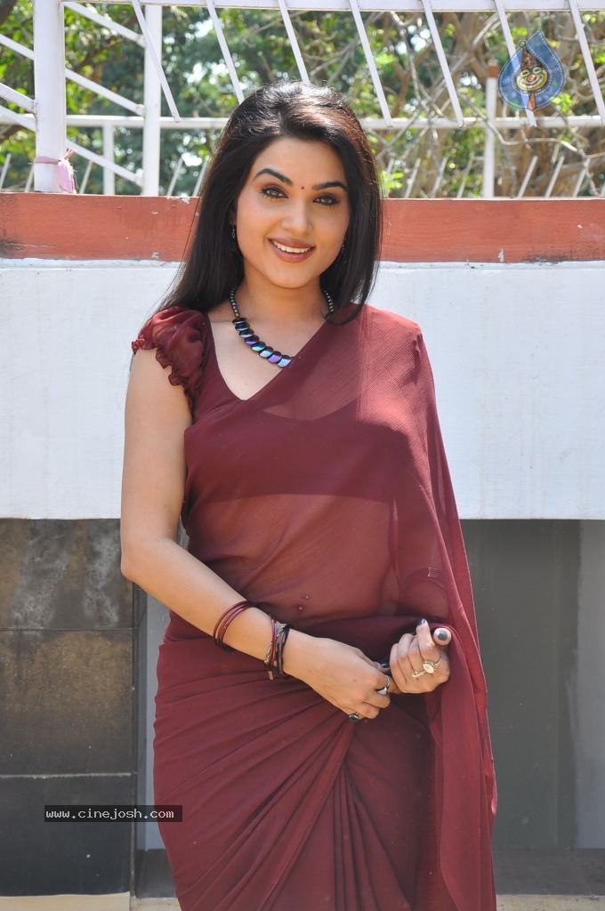 Kavya Singh Spicy Stills - 29 / 94 photos