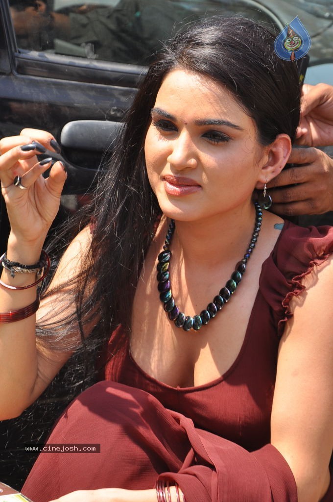 Kavya Singh Spicy Stills - 33 / 94 photos